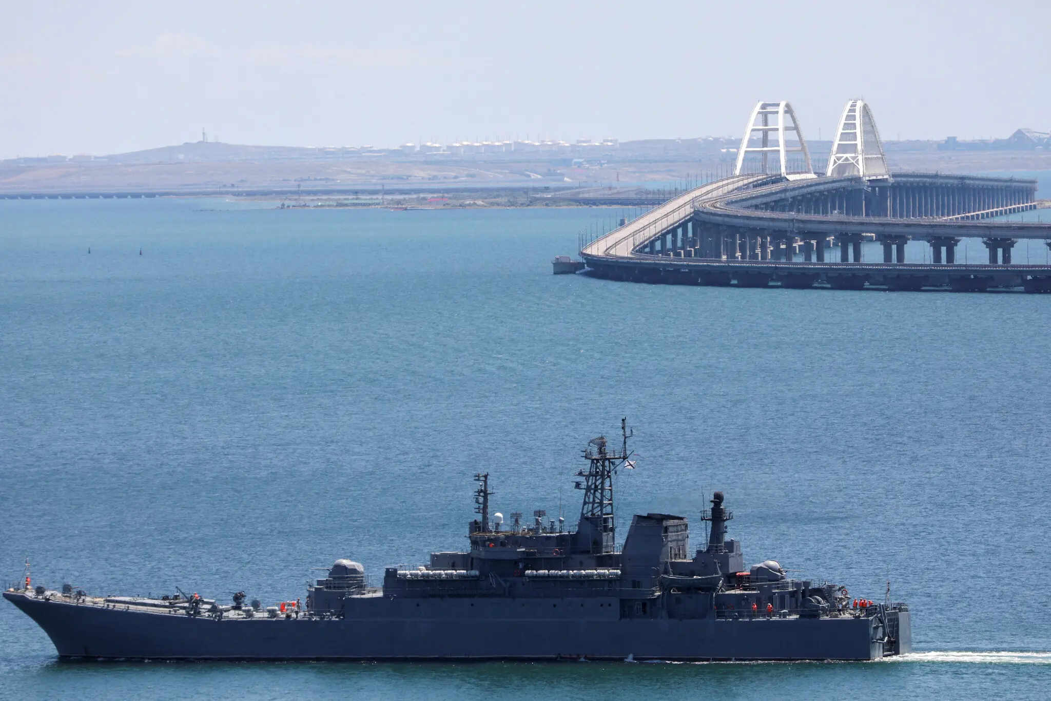 Російський корабель біля Керченського мосту біля Криму в липні